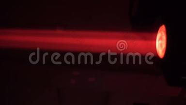 摄像机在黑暗中显示强大的红光激光投影仪